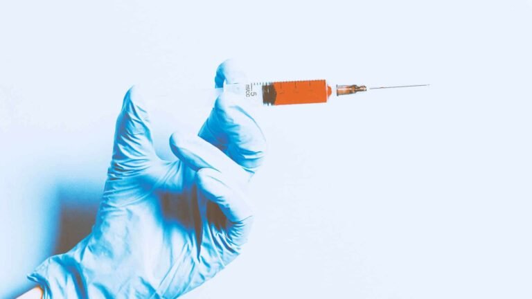 Foto: Mão e siringa