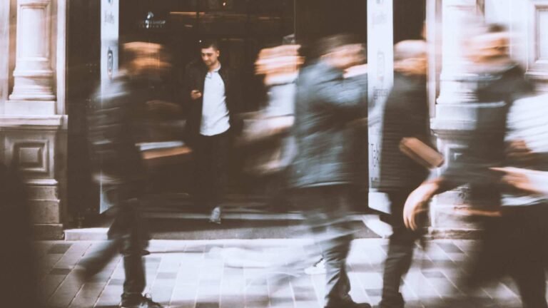 Foto: Homem saindo da loja