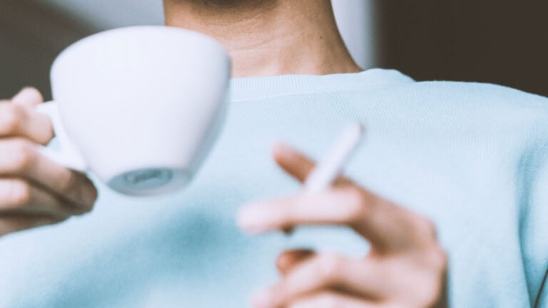 Foto: Homem Fumando e bebendo café