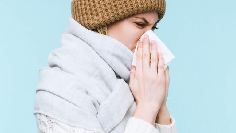 Foto: Mulher assoar o nariz