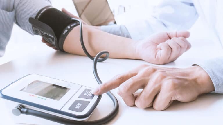 Foto: Pessoa medindo pressão