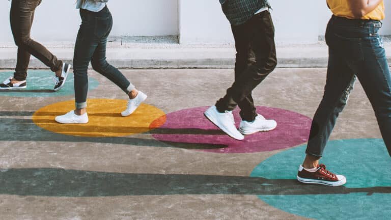 Imagem - Pessoas Andando