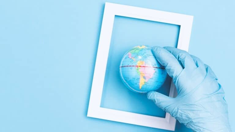 Imagem conceitual: mão segurando um globo