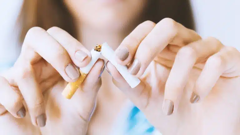 Mão partindo um cigarro