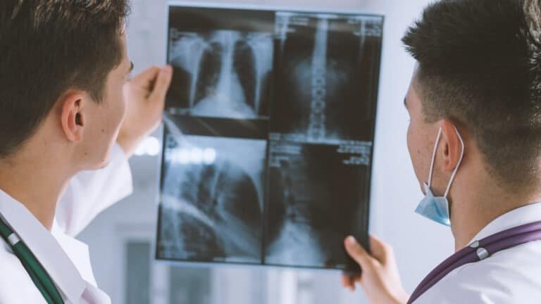 Dois médicos na foto